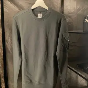 Splitter ny sweatshirt som man kan matcha med mjukis så som med  jeans i storlek S