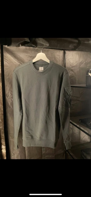 Sweatshirt cp company - Splitter ny sweatshirt som man kan matcha med mjukis så som med  jeans i storlek S