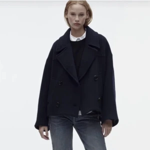 Zara jacka - Säljer denna zara jacka i storlek S, skriv för fler bilder/information, pris går att diskuteras! Passar perfekt till de kalla vädret just för att jackan är fodrad💙