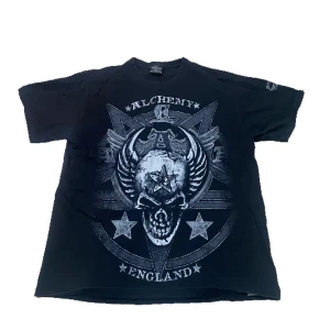 Dödskalle T-shirt  - Emo t-shirt som jag inte använder längre. Nyskick. Kontakta mig vid frågor💕