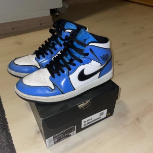 Nike Jordan 1 signal blue  - Säljer mina jordans 1 signal blue då jag växt ur dom. Dom är i ganska fint skick på ovansidan men sulan är redigt sliten(skicka meddelande för bild fick ej plats i inlägget). Dyra skor för bra pris. Köptes för strax över 3000kr. Mvh Albin