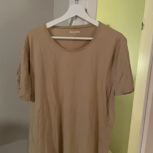 Beige t-shirt - Beige t-shirt från Resteröds i bra skick. Storlek XL