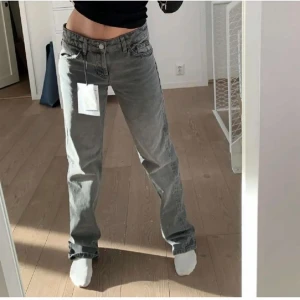 Zara jeans - Gråa populära lågmidjade jeans från zara i storlek 32 som ej går att köpa längre. Bra skick skriv vid frågor osv 🩷