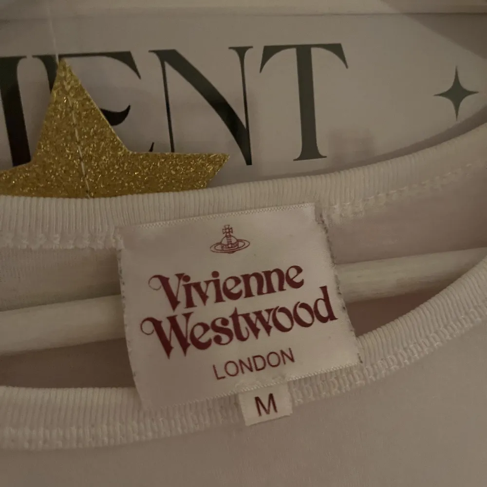 Min älskade vivienne Westwood tshirt söker nytt hem! ❤️ säljer pga använder för lite💔 Superfin och i jättebra skick! Vet ej om storleken är dam eller Herr men den sitter inte tight! Kan tänka mig förhandla priset vid snabb affär!. T-shirts.