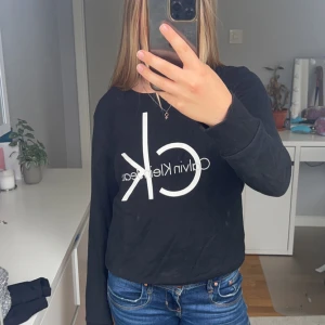 Calvin Klein tröja - M i barnstorlek, passar bra på mig som brukar ha xs/s. Inga defekter. Frakt ingår ej i priset.