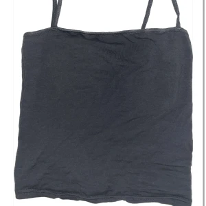 GRÅ TOPP - Grått linne från HM storlek xs. Rak neckline, skitsnyggt på men bara använt en gång för det var för litet för mig. Kolla gärna resten av mina inlägg 🫶🏻🫶🏻❤️