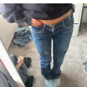 Så snygga raka jeans från Levis i storlek 27/34. Modellen heter 570 straight fit och är lågmdjade. Passar mig som är 175 i längd men alldelses för små i midjan. Skulle säga att de motsvarar ungefär 25/26 eller xs! Skickar gärna mer bilder vid intresse💞