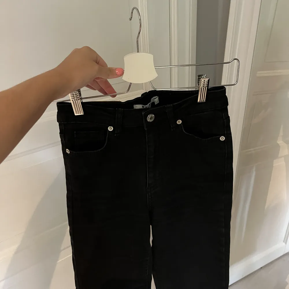Svarta jeans med bootcut från Nakd 🤍. Jeans & Byxor.