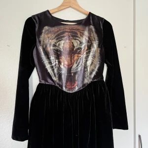 Klänning - Klänning i sammet med coolt lejon tryck! Storlek M. 