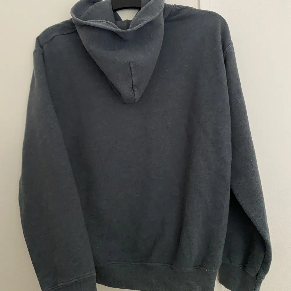 Jättesnygg hoodie som är köpt second hand☺️ Säljer då den aldrig kommit till användning och är lite för liten i min smak✨ Kontaka vid intresse eller bättre bilder😚. Hoodies.