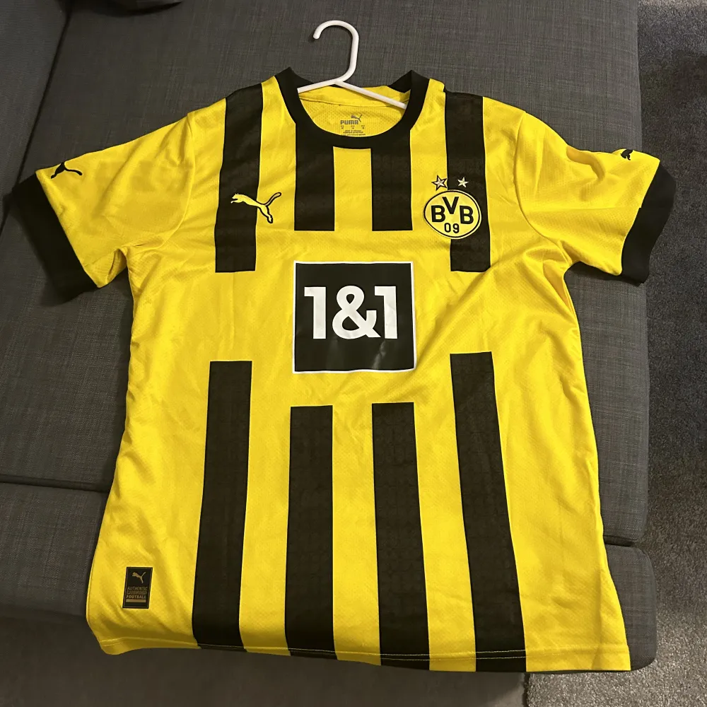 En sparsamt använd fotbollsjersey med Jude Bellingham på ryggen. Det är en TB tröja då han spelade för Dortmund, vilket är väldigt svårt att få tag på just nu. Storlek M men passar även som S.. T-shirts.