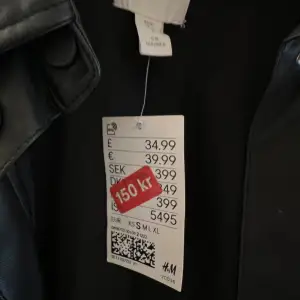 Skinnskjorta från H&M, aldrig använd. Köparen står för frakt. 