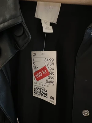 Skjorta. - Skinnskjorta från H&M, aldrig använd. Köparen står för frakt. 