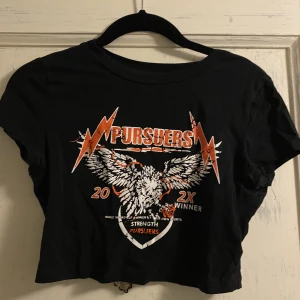 Croptop med tryck - Cool croptop med tryck. Bra skick. Strl xs