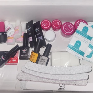 Massor av nagel produkter  - Inköpt december förra året och allt på bilderna är oanvänt samt oöppnade förutom nåt enstaka glitter som jag öppnade nu för att se om jag skulle behålla de eller inte. Vi kommer överens om ett bra pris. Kan tänka mig att släppa allt med lampa osv 150kr