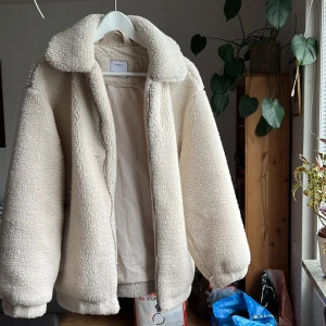 Jacka - Varm och gosig vinter/höst jacka från Berska. Bra använd, sömm som gått upp i ena fickan som man lätt kan sy till. Liten intresse koll, skriv för mer info🤍