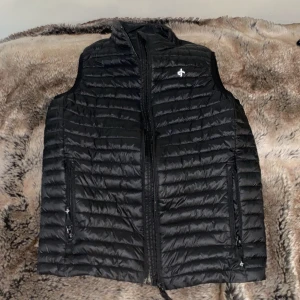 Puffer väst - bra skick, passar inte mig längre. Pris kan diskuteras