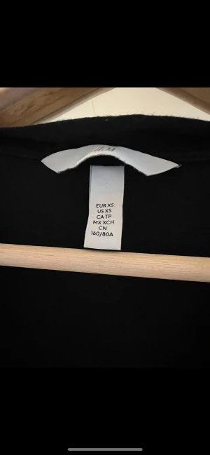 Klänning  - Klänning/kofta från H&M med knappar, använd en gång. Köparen står för frakt. 