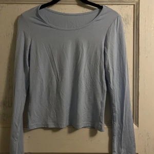 Ljusblå långärmad T-shirt. - Ljusblå långärmad t-shirt. Aldrig använd. Strl S