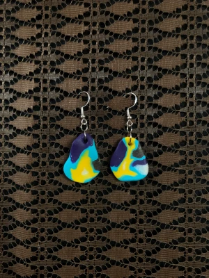 Handgjorda örhängen  - Handgjorda örhängen med hängen i silver.  