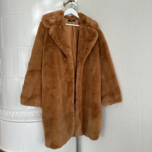 Pälskappa - Kappa från Gina Tricot i fuskpäls, jättemjuk och fint skick. Endast använd fåtal gånger, perfekt nu på hösten! 🍂 