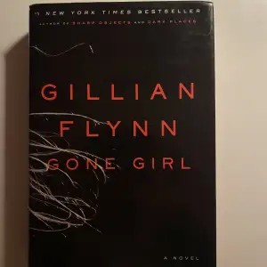 Säljer denna inbundna bok av Gone girl. Den har lite små ”rynkor” på skyddsomslaget men annars i jättefint skick!