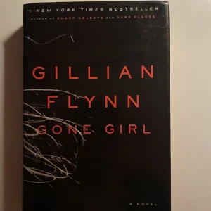 Gone Girl - Säljer denna inbundna bok av Gone girl. Den har lite små ”rynkor” på skyddsomslaget men annars i jättefint skick!