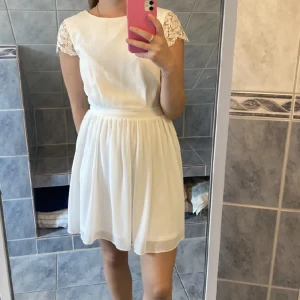 Klänning - Vit klänning som kan vara fin till studenten. Köpt för 800