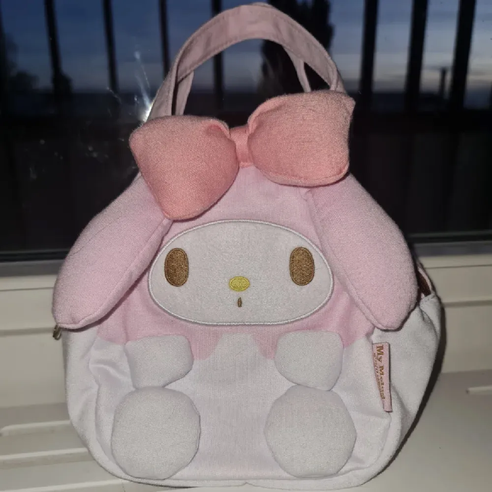Gullig liten väska på sanrio karaktären My melody. Köptes i Japan och för att kunna bära små saker tex. Mobil, nycklar. Mått Längd: 20cm. Bredd: 17-18cm. Insidan ca: 16cm.  Katter finns i hemmet.. Väskor.