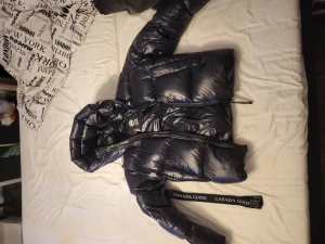 Canada goose - Säljer nu min canada goose black lebell för den är inte riktigt min stil, skick 9/10, riktigt fet vinterjacka