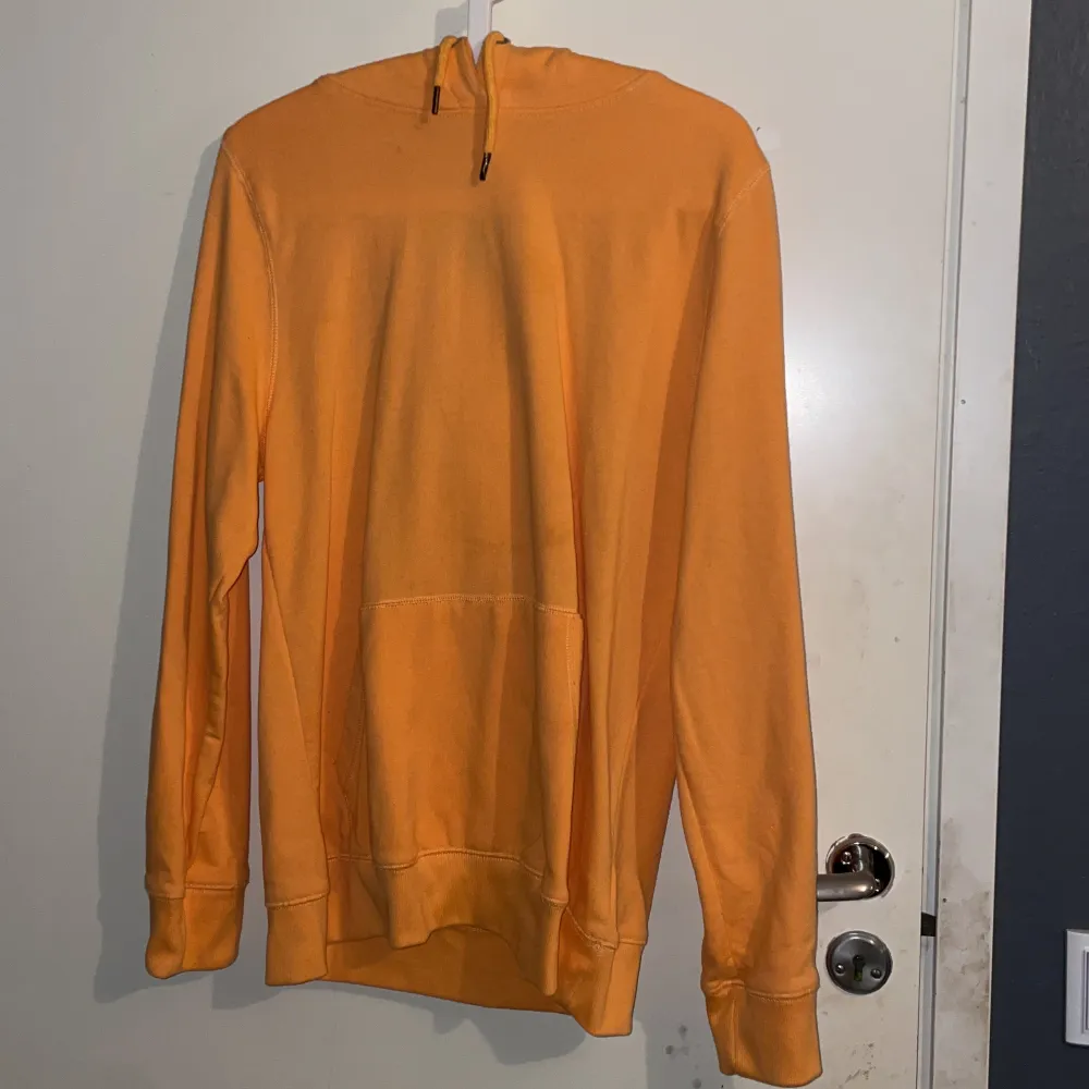 Orange hoodie från Lager 157. Storlek M. Köpt på herravdelningen.. Hoodies.