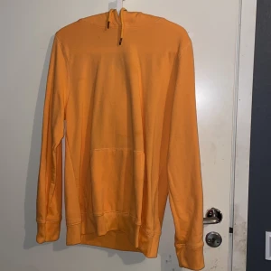 Orange hoodie - Orange hoodie från Lager 157. Storlek M. Köpt på herravdelningen.