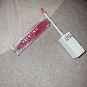 Plumping lip gloss - Fick i present, aldrig använd då jag inte använder lip gloss🥰
