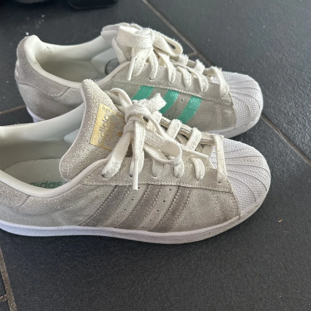 Unika adidas superstar i nyskick! Storleken är 36 2/3 så passar 36/37. Skor.