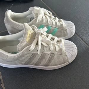 Unika adidas skor - Unika adidas superstar i nyskick! Storleken är 36 2/3 så passar 36/37