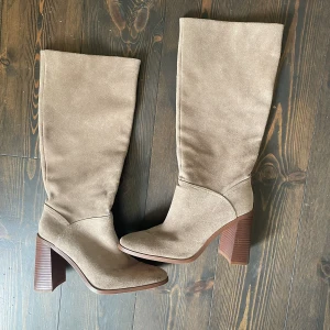 Beigea boots - Boots i jättefint skick. Säljer då de inte har kommit till användning.