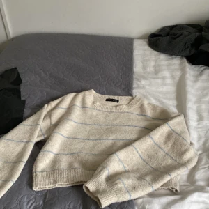 Stickad tröja!  - Säljer en jätte sär stickad tröja! Den är i fint skick bara lite nopprig! Väldigt söt med beige och blå! Den är från shein, väldigt mysig! 
