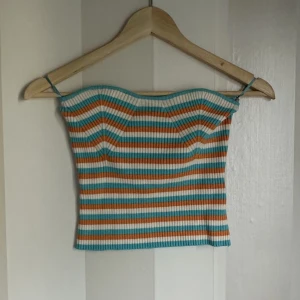 gina tubtopp - topp ifrån gina tricot. använd en gång. storlek s men skulle säga att den är lite stor i storleken. 