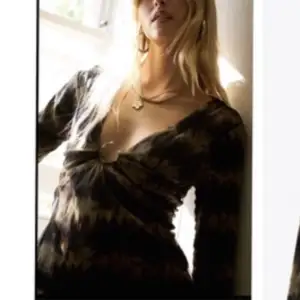 Jättefin klänning från Zara som tyvärr var fel storlek men otroligt fin🙏🏽💓