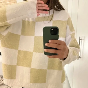 Stickad tröja  - Rutig tröja som sitter snyggt oversized. 