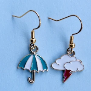 Rain and clouds örhängen ☔️ - Nickelfria krokar och fri frakt ☔️
