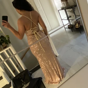 Glittrig balklänning - Säljer denna jättevackra klänning bestående av guldiga paljetter! Köpte den och har aldrig använt den!! Den var lite för stor på mig och så kände jag att färgen var lite fel.. söker alltså en ny ägare till den😊 Hör av dig för mer info och vid intresse🔥🕯️🙌
