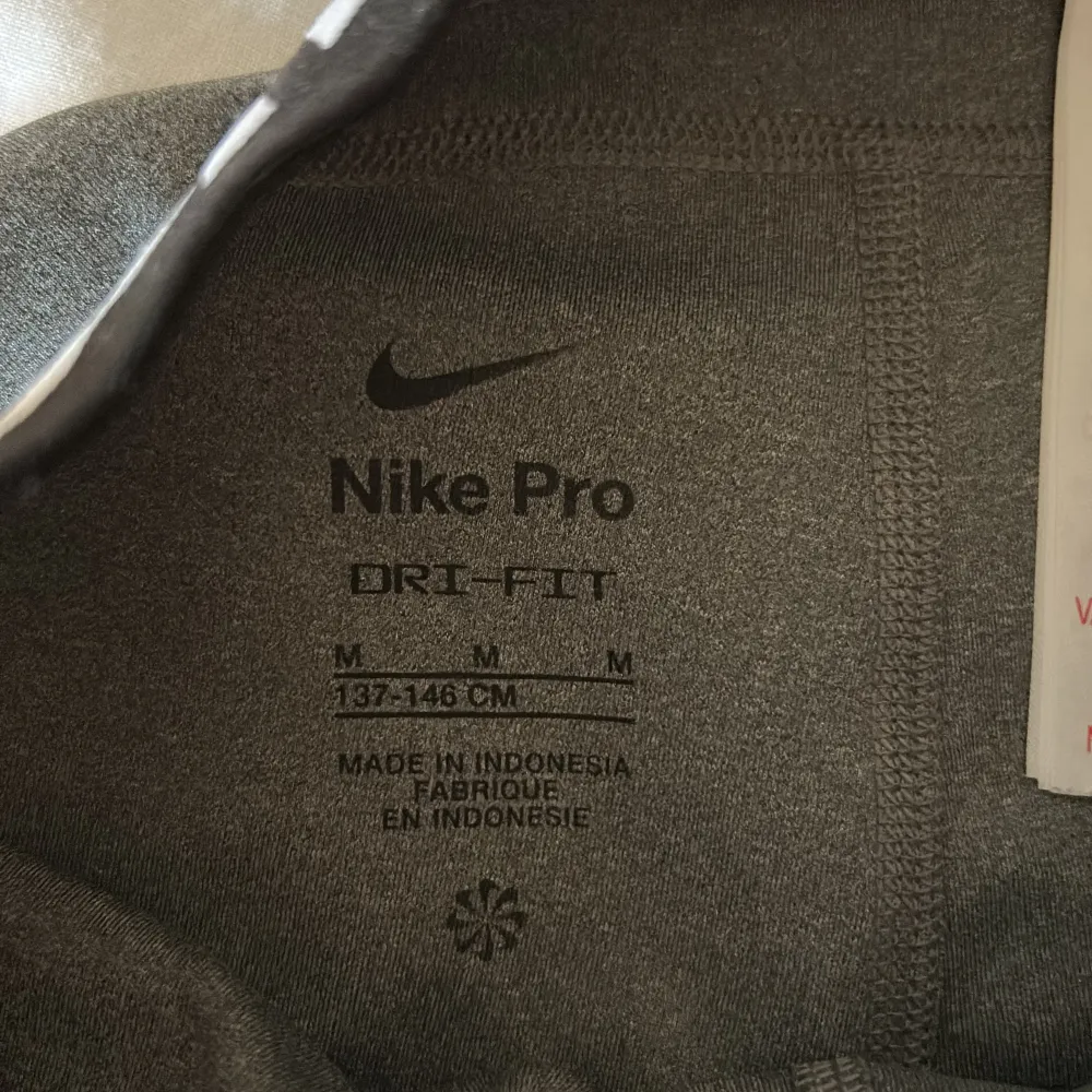 Gråa Nike pro shorts. Använd några gånger med en liten defekt på bild två men i jätte bra skick. Orginal pris runt 300 minns inte exakt . Shorts.
