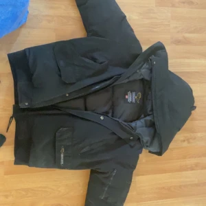 Canada goose Jacka - Säljer min canada goose jacka då jag inte passar i den längre 