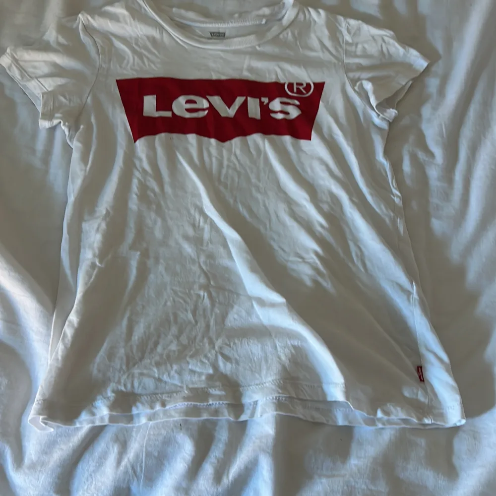 Levis tröja i storlek xxs med en liten fläck som inte syns. Orginal pris ungefär 250. T-shirts.