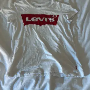 Levis tröja i storlek xxs med en liten fläck som inte syns. Orginal pris ungefär 250