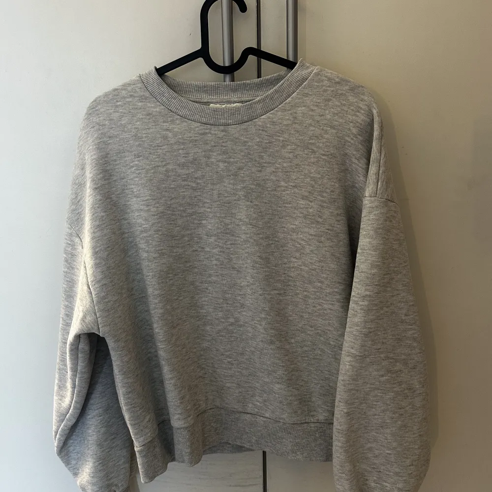 Grå sweatshirt från GinaTricot i storlek S💗 säljer då den inte kommer till användning💗. Tröjor & Koftor.