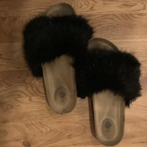 Tofflor - Sköna tofflor🫶 säljer dom pga att dom är för små nu tyvärr. Storlek 38 men passar 37-40 också🫶⭐️💗kan sänka priset vid snabbt köp❤️