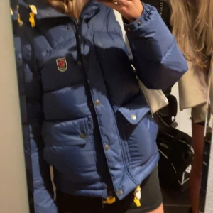 Fjällräven jacka - Säljer min fjällräven jacka, köpte den precis för 7000 men den har knappt kommit till andvändning och däröt säljer jag den. Tänkte mig runt 5000, skriv om ni har frågor eller vill ha föer bilder.(de är strolek xss men passar xs/s(jag har de)