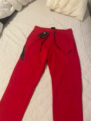 Nike tech fleece  - Nike tech fleece byxor i storlek xl men passar L små i storleken 